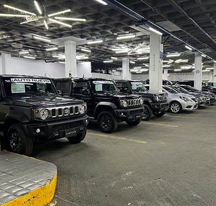 Camionetas seminuevas en el piso de exhibición techado
