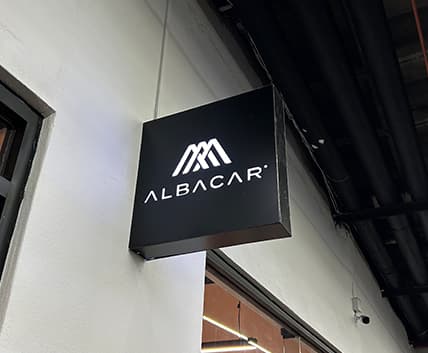 Señalización de Albacar en la entrada de la sucursal