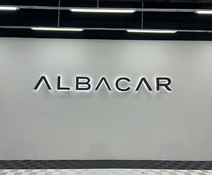 Letrero iluminado de Albacar en el showroom
